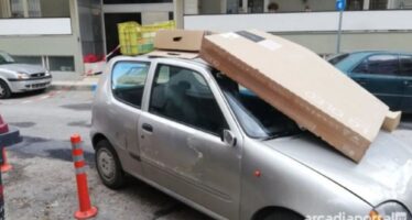 Τρίπολη: Ασυνείδητος οδηγός πάρκαρε μπροστά σε κάδους – Του άφησαν σκουπίδια πάνω στο αυτοκίνητο ως «πρόστιμο» (φωτογραφίες)