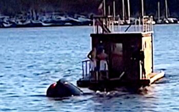 Tesla έπεσε στο νερό και βυθίστηκε – Πλωτή σάουνα διέσωσε τους επιβάτες! (βίντεο)