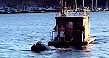 Tesla έπεσε στο νερό και βυθίστηκε – Πλωτή σάουνα διέσωσε τους επιβάτες! (βίντεο)