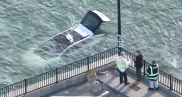 Πνίγηκε στη θάλασσα ένα Toyota bZ4X – Μέσα στο ηλεκτρικό αυτοκίνητο υπήρχε επιβάτης (βίντεο)