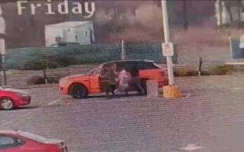 Απόπειρα κλοπής μιας Bentley στο πάρκινγκ του σουπερμάρκετ – Χτύπησαν και πέταξαν έξω τον οδηγό (βίντεο)