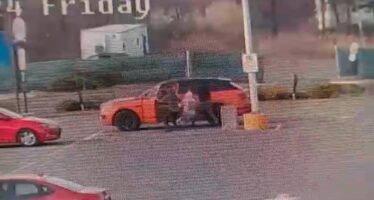 Απόπειρα κλοπής μιας Bentley στο πάρκινγκ του σουπερμάρκετ – Χτύπησαν και πέταξαν έξω τον οδηγό (βίντεο)