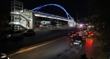 Εγκαινιάστηκε η νέα πεζογέφυρα στο Παλατάκι Χαϊδαρίου – Ελπίδα για λιγότερα τροχαία με πεζούς στη Λεωφόρο Αθηνών