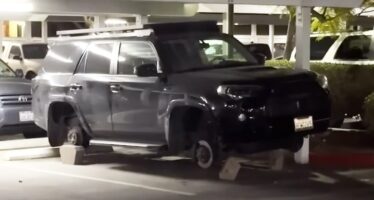 Ξαφρίζουν τροχούς από παρκαρισμένα Toyota – Ποια μοντέλα προτιμούν οι κλέφτες και γιατί; (βίντεο)