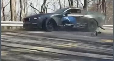 BMW M2 έγδαρε Ford Mustang σε στροφή – Η στιγμή της σύγκρουσης (βίντεο)