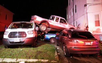 Ξύπνησαν και είδαν  ένα Ford να έχει καβαλήσει τα αυτοκίνητά τους – Άφαντος ο οδηγός που προκάλεσε το ατύχημα (φωτογραφίες)