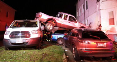 Ξύπνησαν και είδαν  ένα Ford να έχει καβαλήσει τα αυτοκίνητά τους – Άφαντος ο οδηγός που προκάλεσε το ατύχημα (φωτογραφίες)
