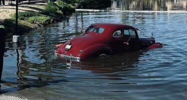 Ιστορική καταστροφή για αυτοκίνητο του 1939 – Έπεσε κατά λάθος μέσα σε λίμνη (φωτογραφίες)