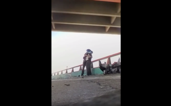 Πήρε παραμάζωμα μοτοσυκλέτα και μετά αγκάλιαζε τον αναβάτη – Κάμερα κατέγραψε το συγκλονιστικό ατύχημα (βίντεο)