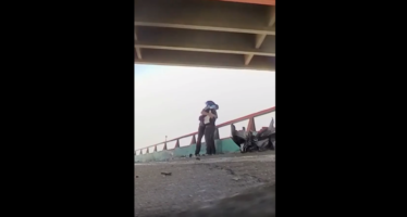 Πήρε παραμάζωμα μοτοσυκλέτα και μετά αγκάλιαζε τον αναβάτη – Κάμερα κατέγραψε το συγκλονιστικό ατύχημα (βίντεο)