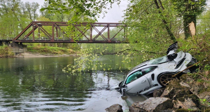Έβγαλαν μέσα από ποτάμι μια Porsche 911 GT3 RS αξίας πάνω από 380.000 ευρώ (φωτογραφίες & βίντεο)