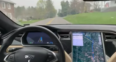 Ανεξέλεγκτο Tesla στον αυτόματο πιλότο – Παραβίασε STOP και το όριο ταχύτητας (βίντεο)