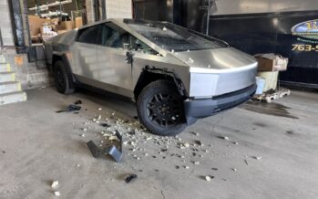 Φορτηγό «έγδαρε» παρκαρισμένο Tesla Cybertruck – Η στιγμή που ξηλώνει τη δεξιά πλευρά (φωτογραφίες & βίντεο)