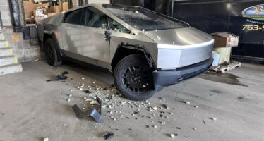 Φορτηγό «έγδαρε» παρκαρισμένο Tesla Cybertruck – Η στιγμή που ξηλώνει τη δεξιά πλευρά (φωτογραφίες & βίντεο)