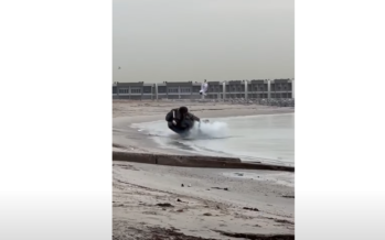 Τούμπαρε στην παραλία με Toyota κάνοντας φιγούρα – Η στιγμή που ο οδηγός πετάγεται από το παράθυρο στη θάλασσα (βίντεο)