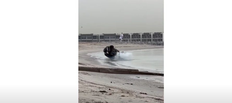 Τούμπαρε στην παραλία με Toyota κάνοντας φιγούρα – Η στιγμή που ο οδηγός πετάγεται από το παράθυρο στη θάλασσα (βίντεο)