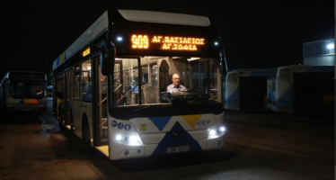 Τα πρώτα ηλεκτρικά λεωφορεία ξεκίνησαν δρομολόγια στην Αθήνα – Επιβιβάστηκε και ο Χρήστος Σταϊκούρας (φωτογραφίες)