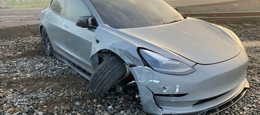 Tesla στον αυτόματο πιλότο δεν «είδε» τρένο μπροστά του – Η στιγμή που ο οδηγός κόβει το τιμόνι δεξιά πριν συγκρουστεί (βίντεο)