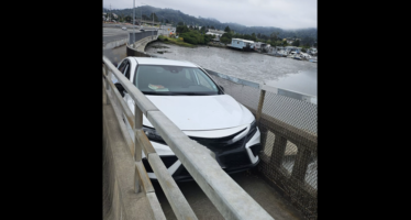Μεθυσμένος οδηγός σφήνωσε αυτοκίνητο σε πεζογέφυρα