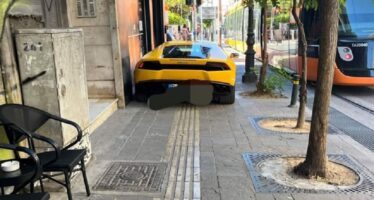 Σάλος με την Lamborghini που πάρκαρε πάνω σε πεζοδρόμιο του Πειραιά – Αν στη θέση της βρίσκονταν ένα Yugo Zastava θα υπήρχε τόση δημοσιότητα;