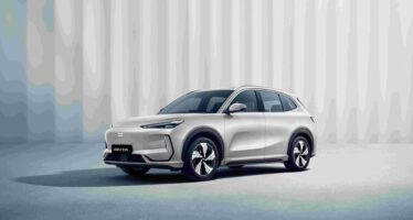H κινέζικη Geely έρχεται στην Ελλάδα – Ποιο είναι το πρώτο ηλεκτρικό μοντέλο που θα λανσάρει με διάρκεια ζωής μπαταρίας 1 εκατομμύριο χλμ.