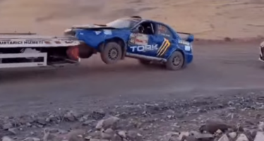 Η στιγμή που ένα Subaru WRX πέφτει από φορτηγό που το μετέφερε – Σταμάτησε στο χείλος του γκρεμού (βίντεο)