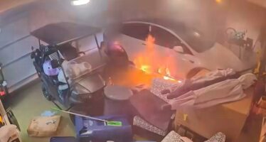 Η στιγμή που Tesla λαμπαδιάζει μέσα σε πλημμυρισμένο γκαράζ (βίντεο)