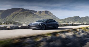 Το νέο πισωκίνητο Tesla Model 3 Long Range με αυτονομία 702 χλμ. – Ποια είναι η τιμή του στην Ελλάδα