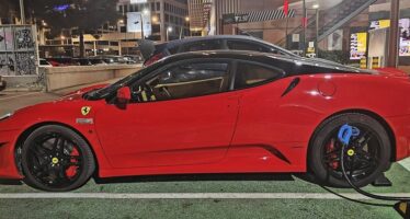 Ελληνάρας με Ferrari έκανε κατάληψη σε θέση για φόρτιση ηλεκτρικών και έβαλε το βύσμα στη ζάντα της (φωτογραφίες)