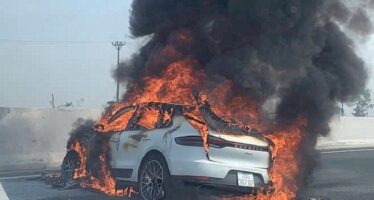 Η στιγμή που μια Porsche καρφώνεται πίσω σε ένα Toyota και παίρνει φωτιά (βίντεο)