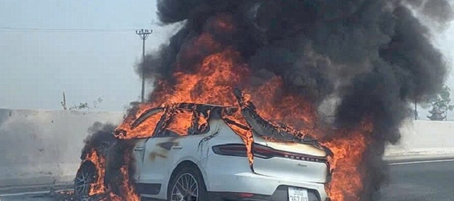 Η στιγμή που μια Porsche καρφώνεται πίσω σε ένα Toyota και παίρνει φωτιά (βίντεο)