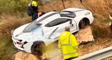 Βροχή και γκάζι έστειλαν μια Corvette πάνω στα βράχια – Η στιγμή που βγήκε εκτός δρόμου (βίντεο)