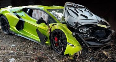 Υπάλληλος τράκαρε καινούργια Lamborghini Revuelto λίγο πριν την παραλάβει ο ιδιοκτήτης (φωτογραφίες)