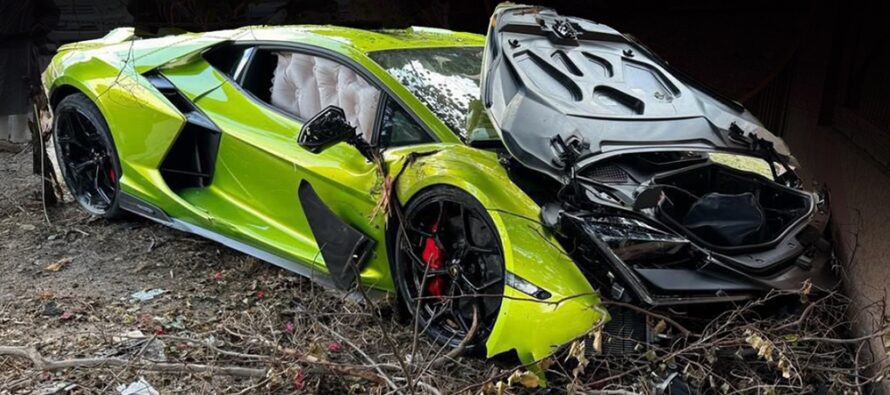 Υπάλληλος τράκαρε καινούργια Lamborghini Revuelto λίγο πριν την παραλάβει ο ιδιοκτήτης (φωτογραφίες)