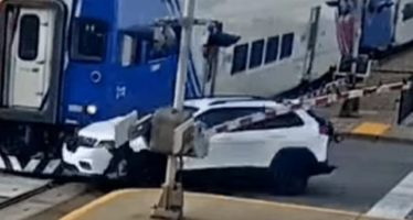 Τρένο διέλυσε Jeep που εγκλωβίστηκε πάνω στις ράγες – Η στιγμή της τρομακτικής σύγκρουσης (βίντεο)