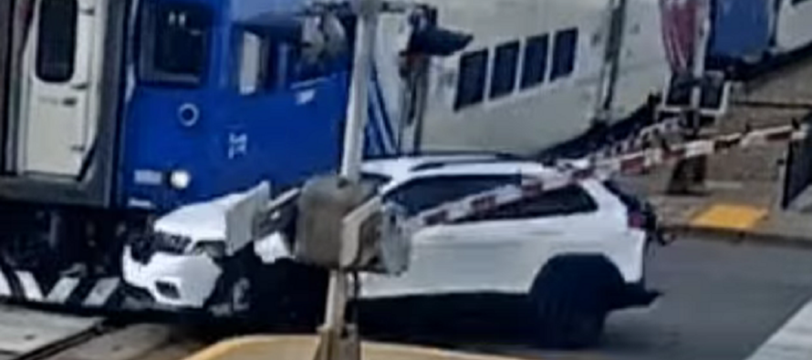 Τρένο διέλυσε Jeep που εγκλωβίστηκε πάνω στις ράγες – Η στιγμή της τρομακτικής σύγκρουσης (βίντεο)