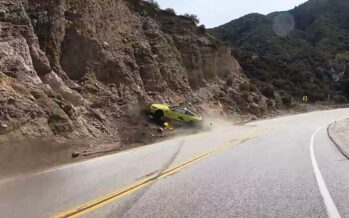 BMW M4 πλαγιολίσθησε και έπεσε πάνω σε βράχους – Το λάθος που έκανε ο οδηγός (βίντεο)