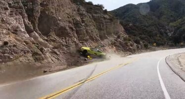 BMW M4 πλαγιολίσθησε και έπεσε πάνω σε βράχους – Το λάθος που έκανε ο οδηγός (βίντεο)