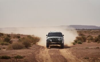 Στην έρημο Σαχάρα εξελίσσεται το Land Rover Defender Dakar D7X‑R – Με οδηγό τον 14 φορές νικητή του Ράλι Ντακάρ (φωτογραφίες & βίντεο)