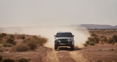 Στην έρημο Σαχάρα εξελίσσεται το Land Rover Defender Dakar D7X‑R – Με οδηγό τον 14 φορές νικητή του Ράλι Ντακάρ (φωτογραφίες & βίντεο)