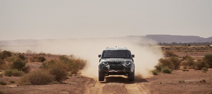 Στην έρημο Σαχάρα εξελίσσεται το Land Rover Defender Dakar D7X‑R – Με οδηγό τον 14 φορές νικητή του Ράλι Ντακάρ (φωτογραφίες & βίντεο)