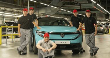 Oι απόφοιτοι από την Ακαδημία της Nissan ξεκινούν πρακτική στο εργοστάσιο που κατασκευάζεται το νέο Leaf