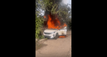 Σταθμευμένο Peugeot 3008 ξαφνικά άρπαξε φωτιά (βίντεο)