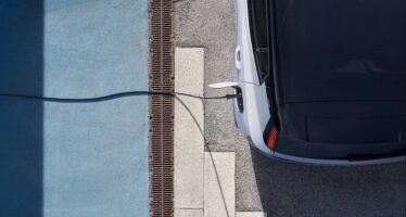 Δωρεάν οικιακή φόρτιση προσφέρει η Volvo σε όσους αγοράσουν ηλεκτρικό της αυτοκίνητο