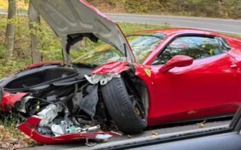 Ferrari συγκρούεται με φορτηγό πάνω στη στροφή – Ποιος πιστεύεις ότι έφταιγε (βίντεο)