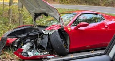 Ferrari συγκρούεται με φορτηγό πάνω στη στροφή – Ποιος πιστεύεις ότι έφταιγε (βίντεο)