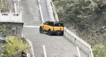 Κινέζικο SUV προσπάθησε να ανέβει 999 σκαλοπάτια αλλά «γκρεμοτσακίστηκε» (βίντεο)