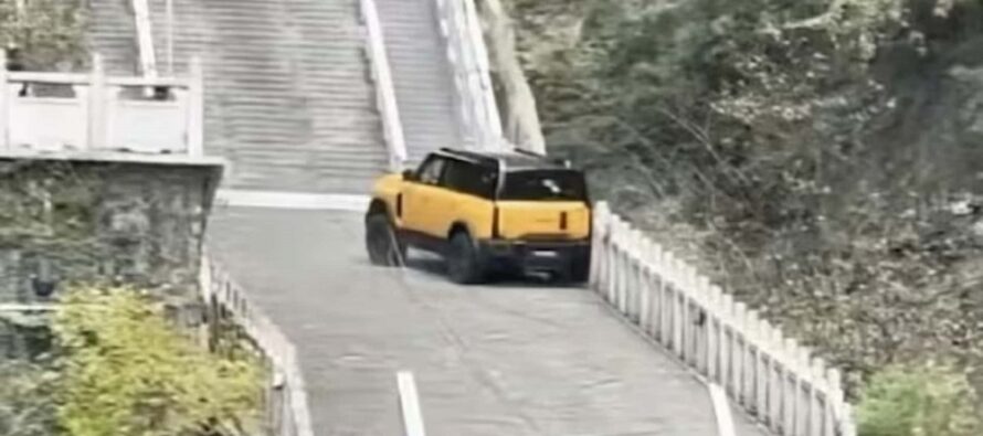 Κινέζικο SUV προσπάθησε να ανέβει 999 σκαλοπάτια αλλά «γκρεμοτσακίστηκε» (βίντεο)