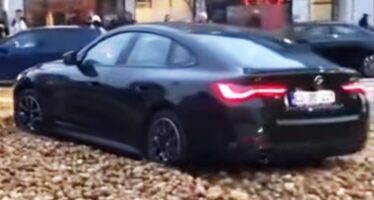ΒMW κόλλησε σε πατάτες που έριξαν στο δρόμο αγρότες για να διαμαρτυρηθούν (βίντεο)