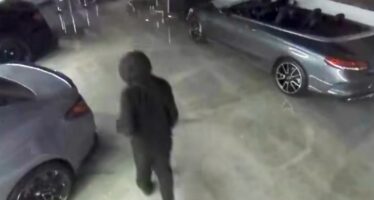 Μπούκαραν σε αντιπροσωπεία αυτοκινήτων και έκλεψαν 8 πανάκριβα supercars (βίντεο)